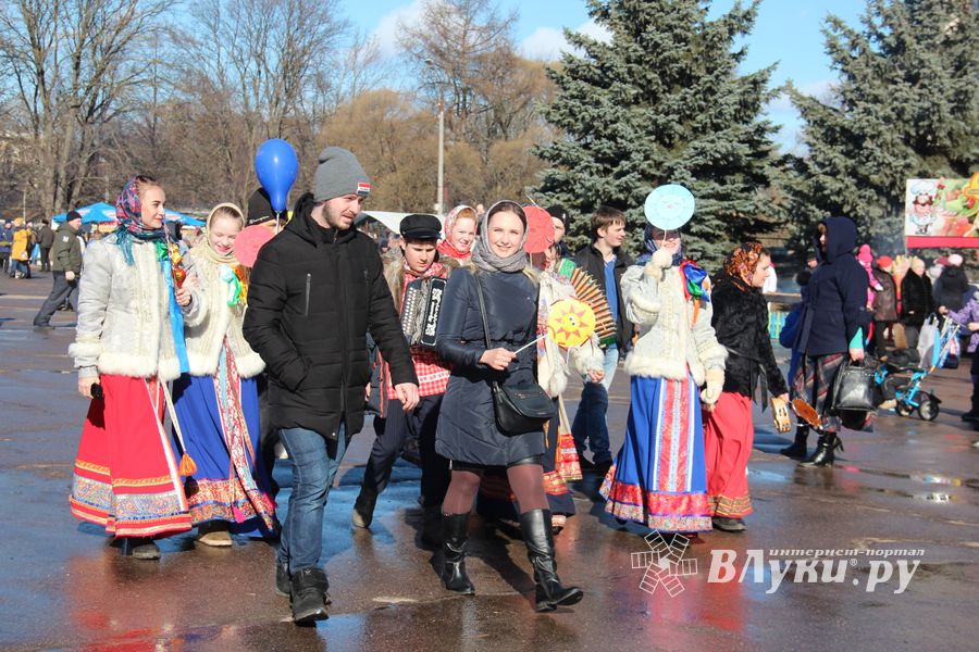 В Великих Луках широко отметили Масленицу (ФОТО)