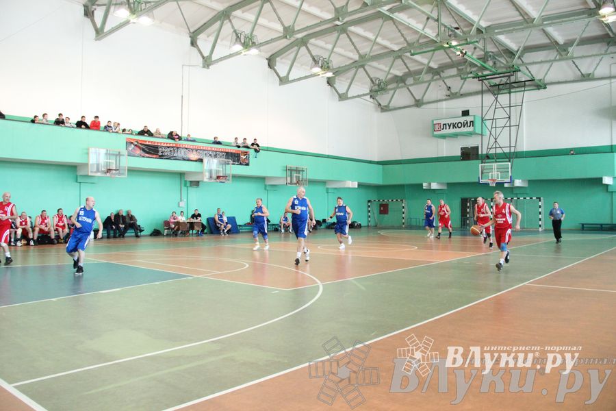 Баскетболисты Великих Лук сыграли со сборной Дмитрова