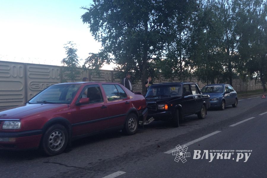 Тройная авария произошла сегодня вечером на Октябрьском проспекте (фото)