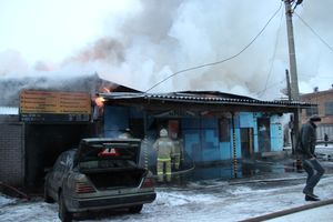 В Великих Луках горел автосервис (фото)