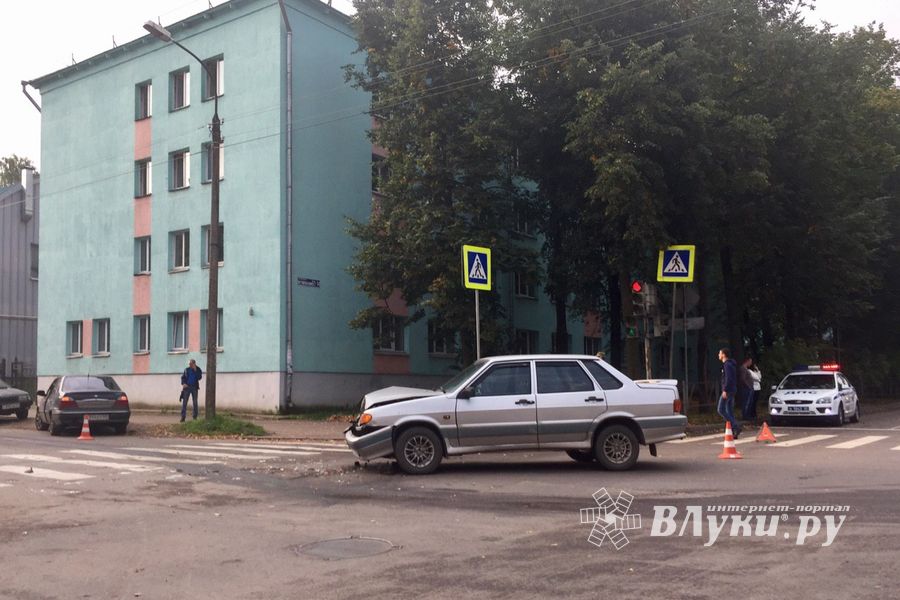 ДТП в Великих Луках на проспекте Октябрьском (ФОТО)