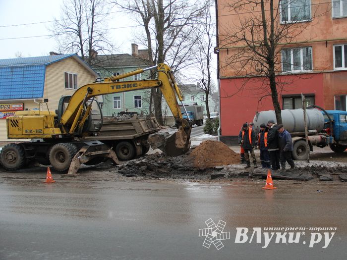 Из-за аварии в водоводе несколько домов отключены от воды (ФОТО)