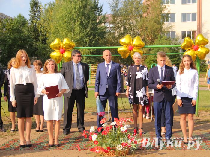 1 сентября в школах Великих Лук прошли Торжественные линейки (ФОТО)