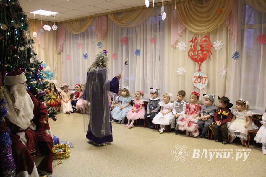 Новогодние утренники в Великих Луках продолжаются (ФОТО)