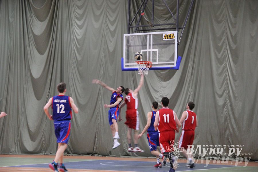 В Великих Луках проходит Открытый Чемпионат г. Великие Луки по баскетболу (фото)