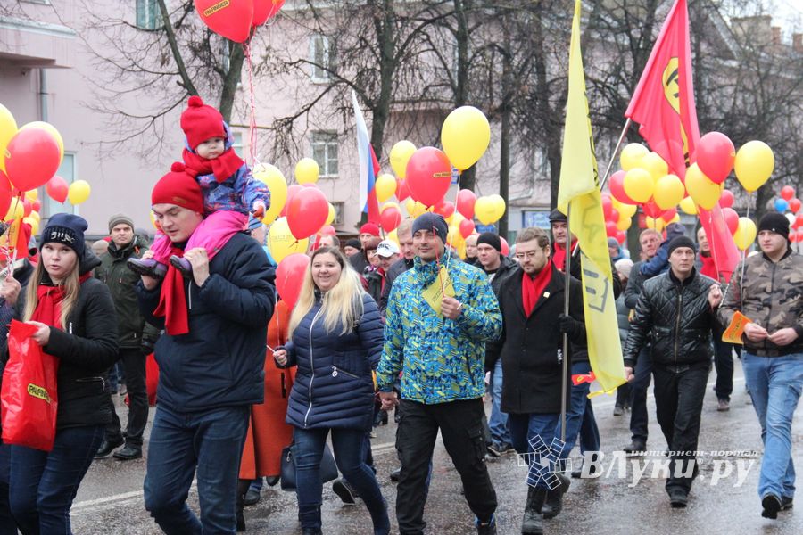 В Великих Луках прошло праздничное шествие (ФОТО)