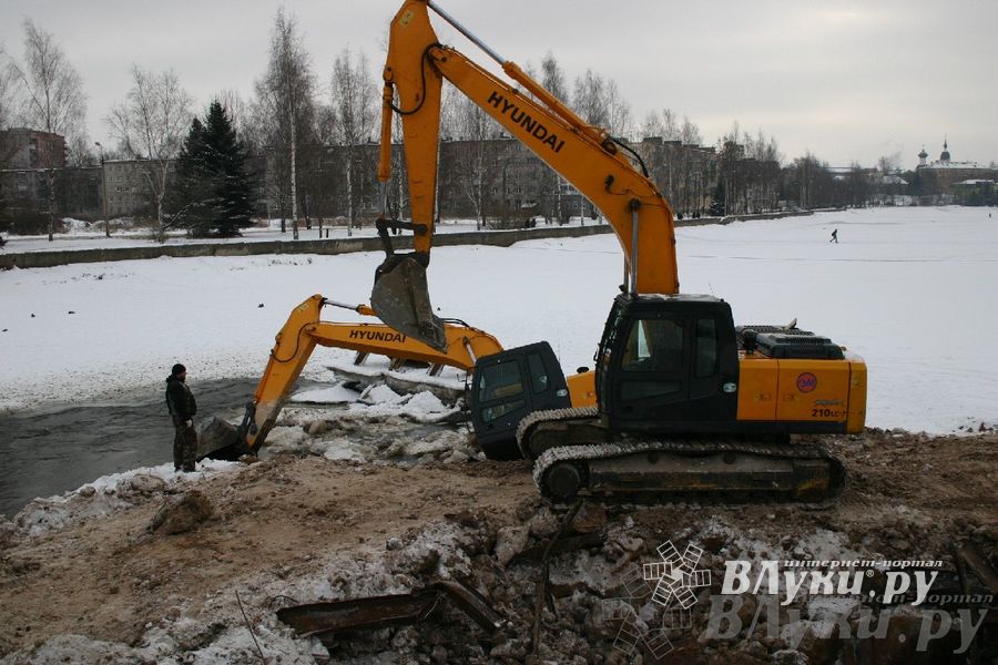 Падение экскаватора в воду рабочие назвали «штатной ситуацией»