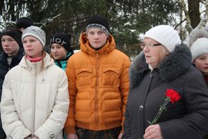 Никто не забыт: в Великих Луках благоустроили могилу неизвестного солдата (ФОТО)
