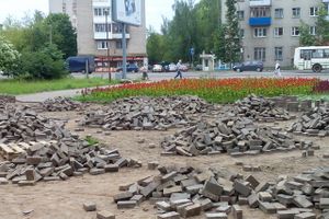 Карцево в Великих Луках мостят (ФОТО)