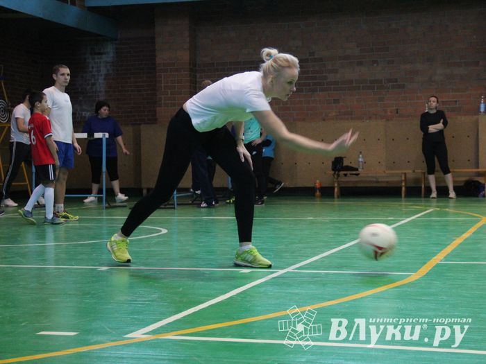 В Великих Луках прошли областные соревнования «Папа, мама, я - спортивная семья» (ФОТО)