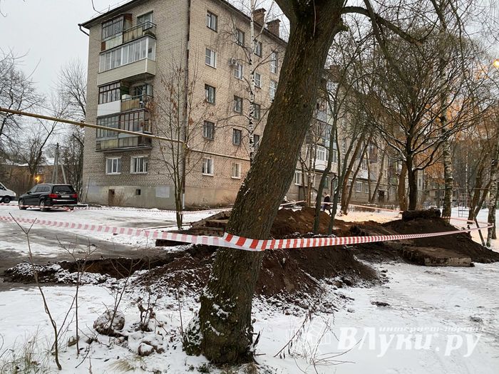В Великих Луках восстанавливают теплоснабжение на улице Зенцовской (ФОТО)