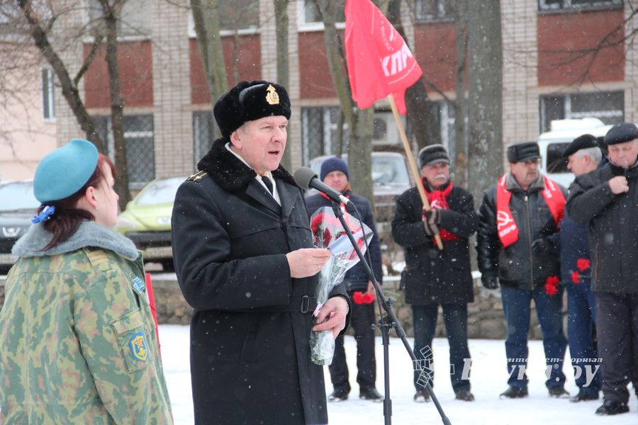 Великолучане почтили память героев-десантников