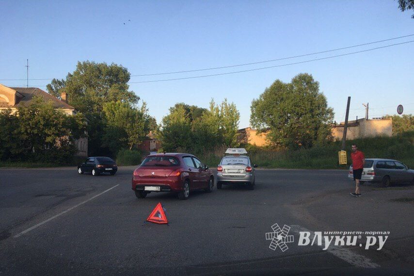 ДТП возле великолукского автовокзала (ФОТО)