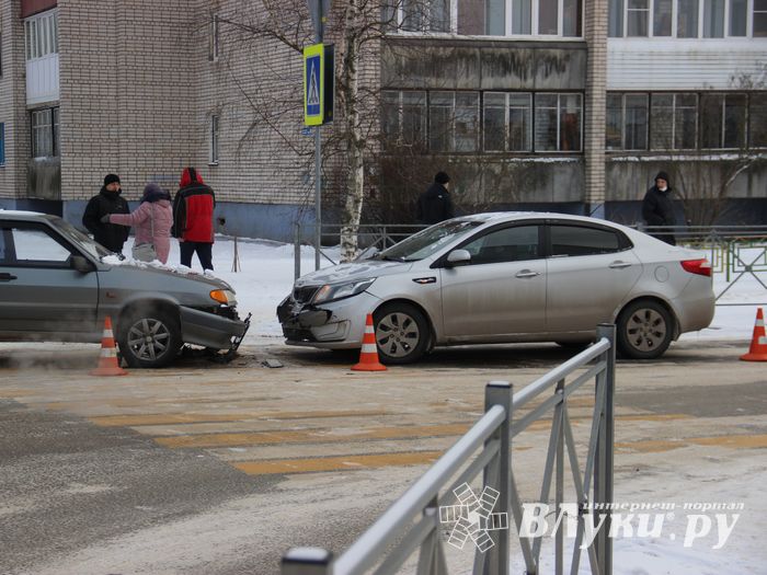 Лобовое ДТП на улице Печорской в Великих Луках (ФОТО)