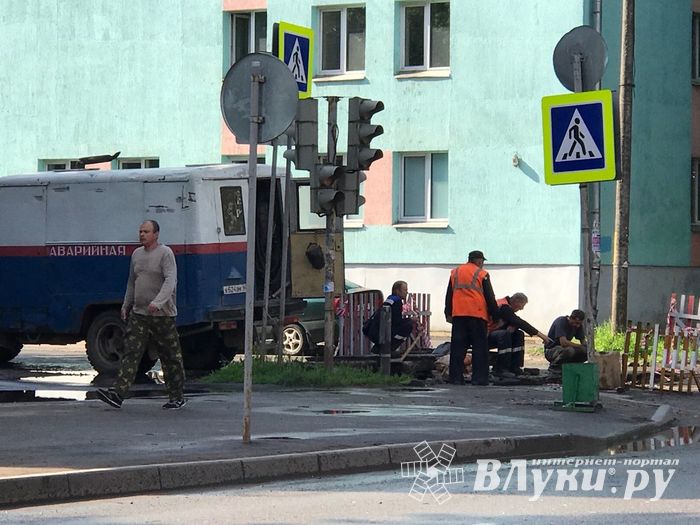 На Первомайской в Великих Луках ведутся ремонтные работы (ФОТО)