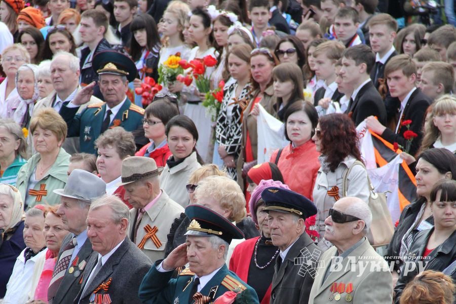 Парад Победы в Великих Луках (фото)