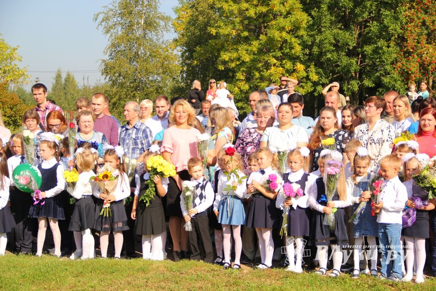 В Великих Луках торжественно встретили День знаний (ФОТО)