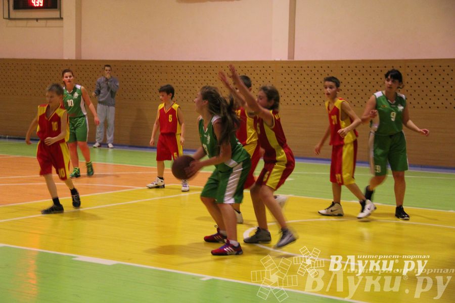 Интересный баскетбольный матч прошел в Великих Луках (фото)