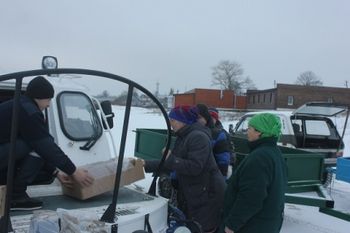 Спасатели доставили продукты на острова Псковского озера (ФОТО)