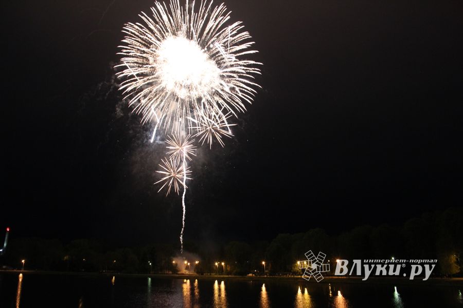 В Великих Луках прогремел праздничный салют в честь Дня Победы (ФОТО)