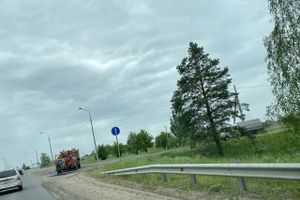 На развязке с трассой М-9 идёт ямочный ремонт (ФОТО)