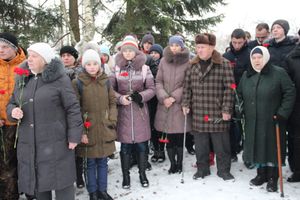 Никто не забыт: в Великих Луках благоустроили могилу неизвестного солдата (ФОТО)