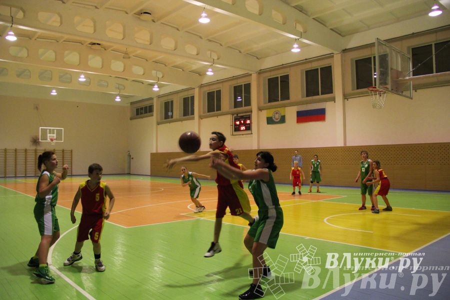 Интересный баскетбольный матч прошел в Великих Луках (фото)