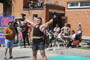 Сотрудник псковского отряда ОМОН победил в городских соревнованиях по силовому экстриму (фото)