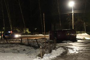 В Невеле водитель сбил светофор и перевернулся (фото)