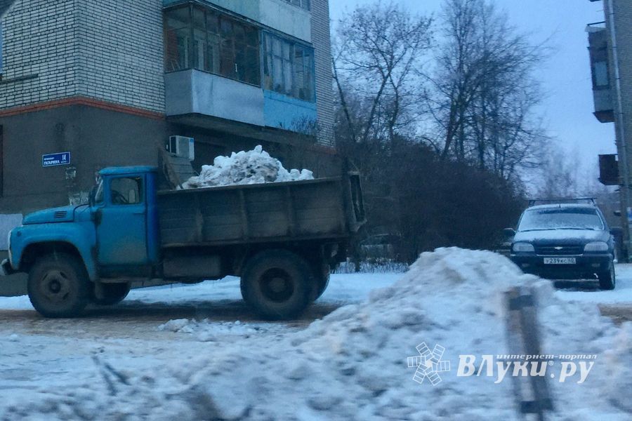 Из Великих Лук вывозят снег (ФОТО)