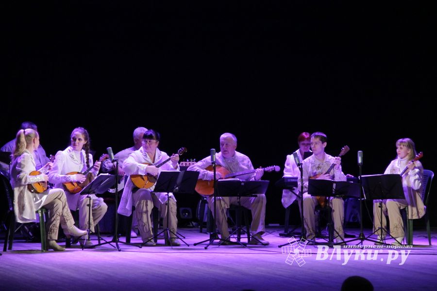 В Великих Луках играла гармонь (фото)