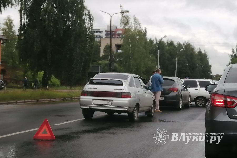ДТП на ул. Гоголя в Великих Луках (ФОТО)