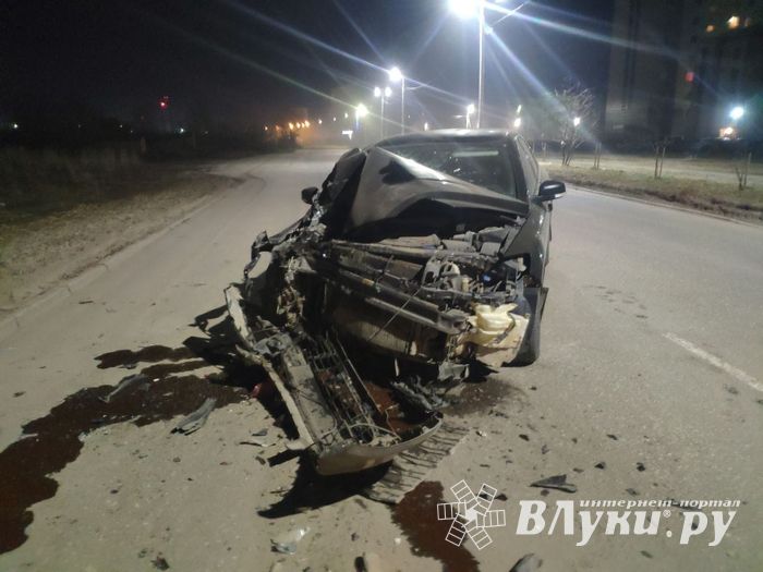 В Великих Луках автомобилист врезался в уборочную технику (ФОТО)