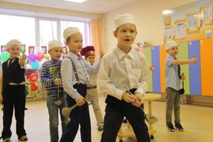 Великолукские школьники поздравили мам и учительниц (ФОТО)