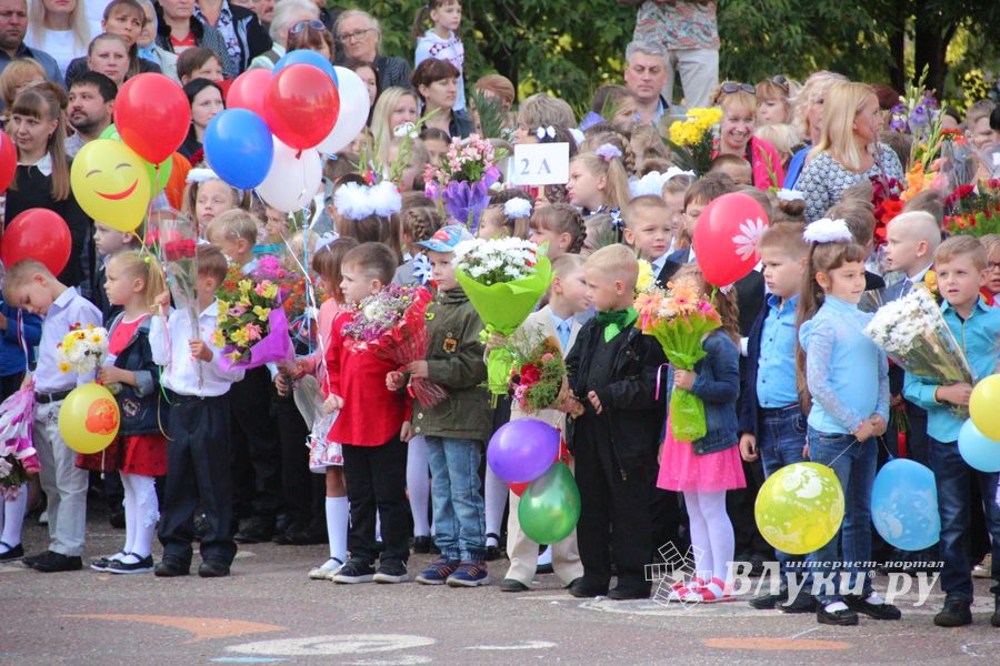Самую многочисленную школу Великих Лук пополнили 116 первоклассников (ФОТО)