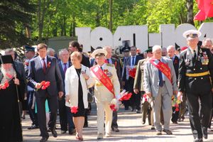 По центральному проспекту Великих Лук прошёл  «Бессмертный полк» (0+) (ФОТО)