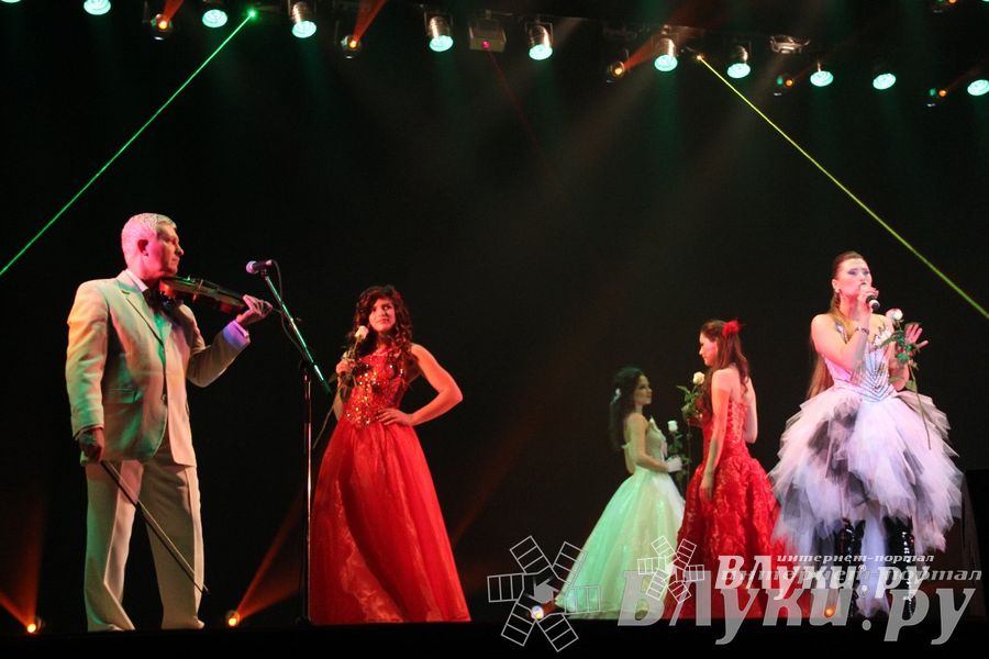 В Великих Луках состоялся сольный концерт певицы Цветаны