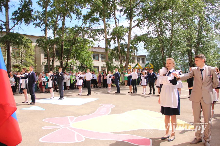 В Великих Луках прозвенели «последние» звонки (ФОТО)