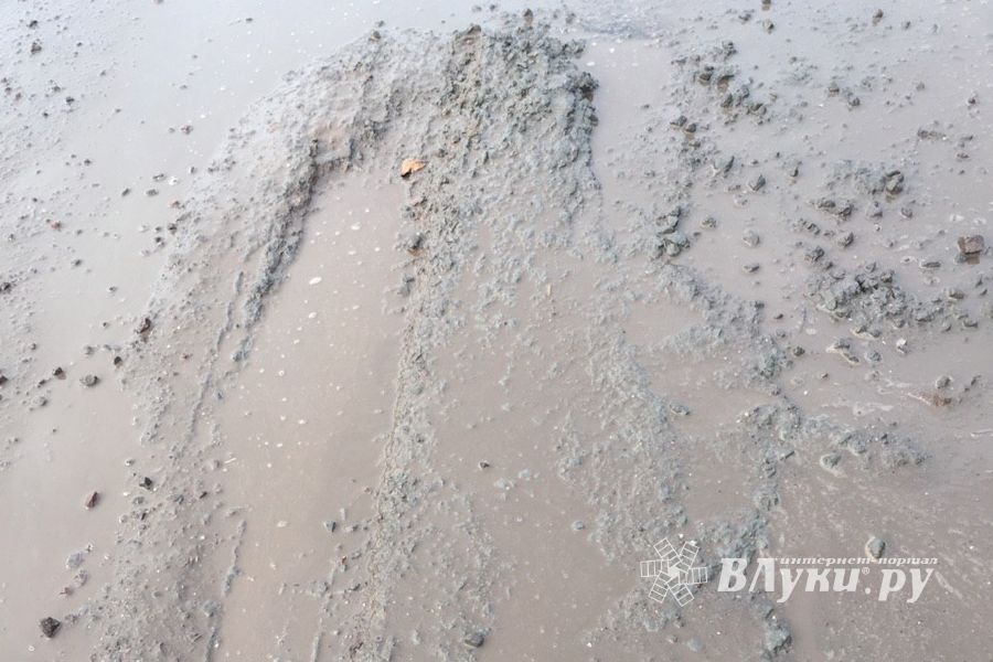 И в дождь, и в стужу бетон — на лужу (ФОТО)