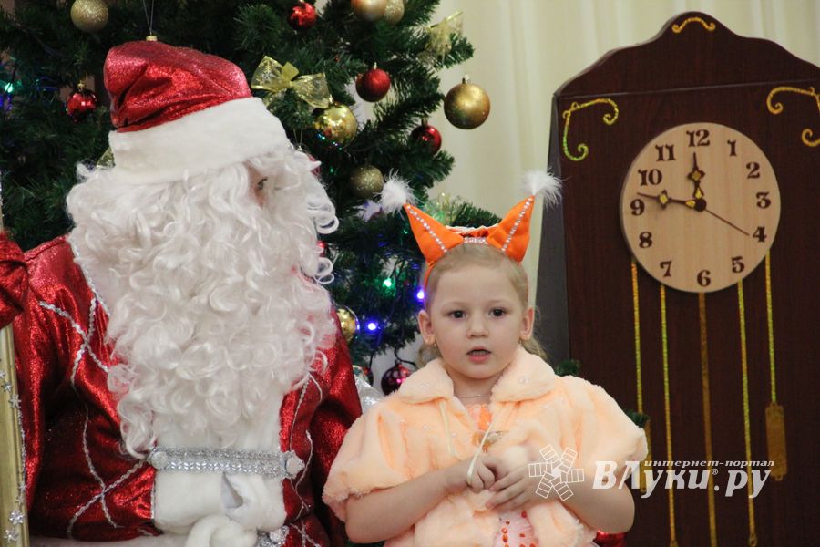 В Великие Луки пришла пора новогодних утренников (ФОТО)