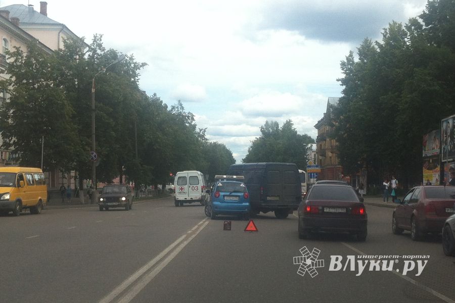В центре Великих Лук - снова ДТП