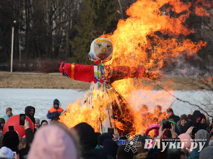 В Великих Луках широко отметили Масленицу (ФОТО)