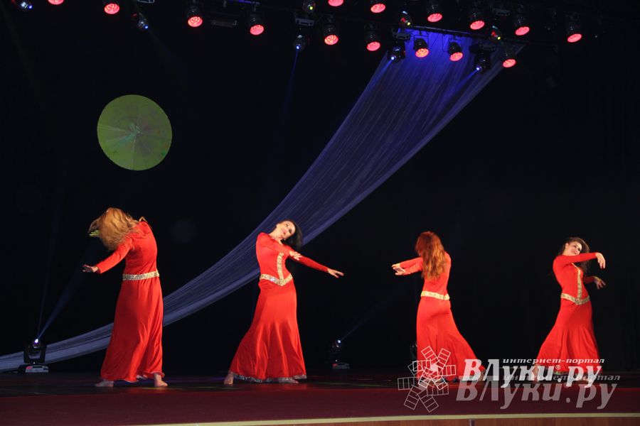 В ДК ЛК прошел музыкально-танцевальный спектакль «Босиком по млечному пути» (фото)