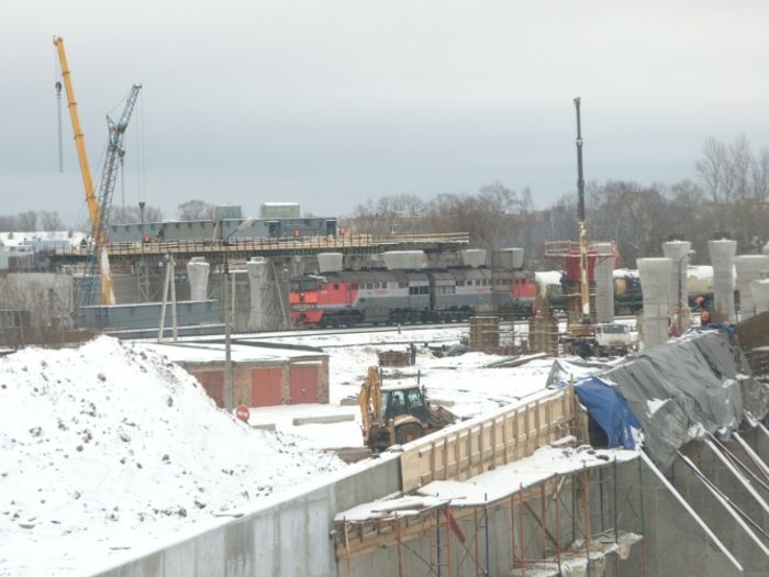 В Великих Луках продолжается сборка металлоконструкций пролетного строения путепровода (ФОТО)