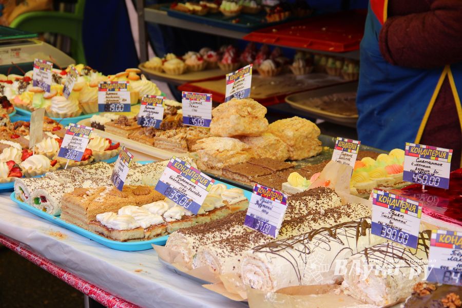 В Великих Луках проходит Весенняя ярмарка (ФОТО)