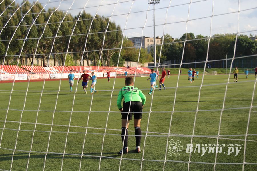 В минувшие выходные великолучане сыграли в футбол (фото)