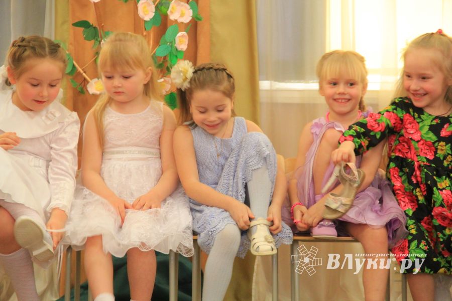 Юные великолучане поздравили мам и бабушек с помощью Золушки (ФОТО)