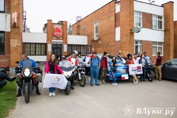 Иностранные туристы на электромобилях в Великих Луках (ФОТО)