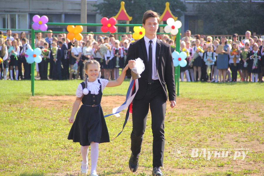 В Великих Луках торжественно встретили День знаний (ФОТО)