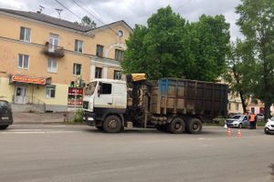 ДТП в Великих Луках: ломовоз «подрезал» легковушку (ФОТО)